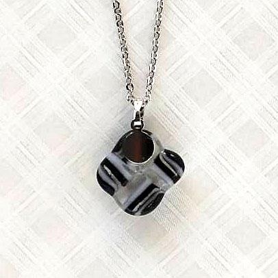 【ベネチアンガラス】モノトーンペンダント・一点物 | 3枚目